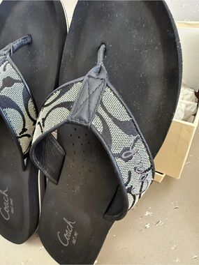 Coach Women’s Signature Logo Black/White Leather Thong Sandals Slip-On 8.5M